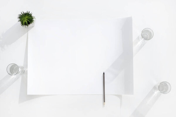 пустой баннер с карандашом и стаканами воды
