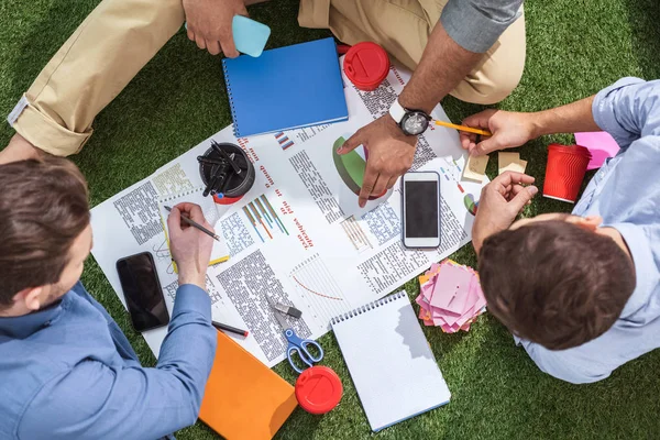 Uomini d'affari che lavorano al business plan — Foto Stock