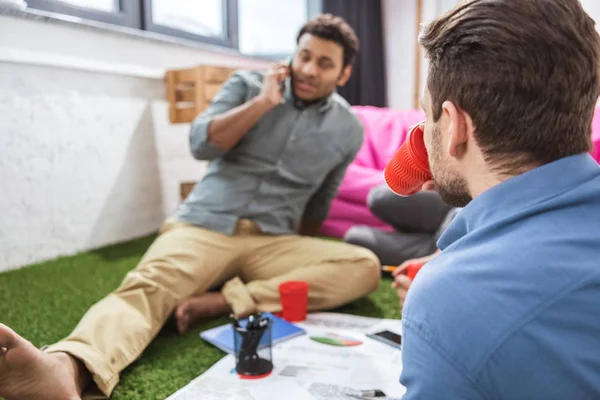 Uomini d'affari che lavorano al business plan — Foto stock gratuita