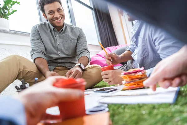 Mensen uit het bedrijfsleven werken op businessplan — Stockfoto