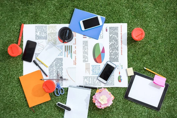 Objetos de negocios colocados en alfombra verde —  Fotos de Stock