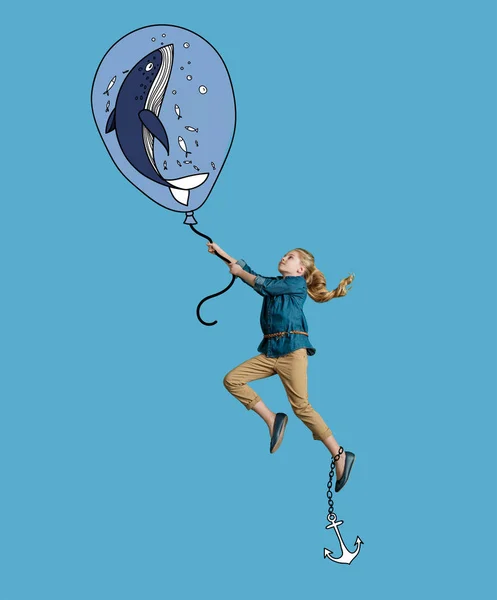 Bonito menina debaixo d 'água, segurando balão de ar — Fotografia de Stock