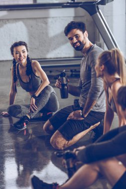 Sporcular spor salonunda dinleniyor.   
