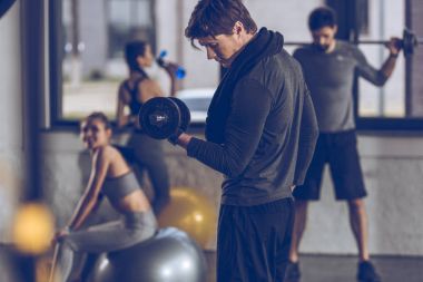 sporcu ile Halter egzersiz