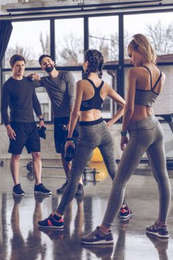 Sportif insanlar spor salonunda egzersiz 