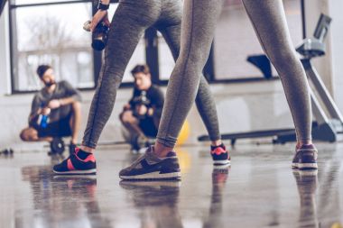 Sportif insanlar spor salonunda egzersiz 