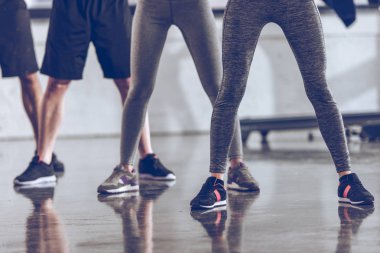 Sportif insanlar spor salonunda egzersiz 