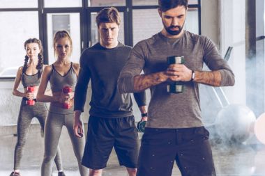 Sportif insanlar spor salonunda egzersiz 