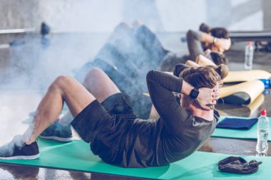 Sportif insanlar spor salonunda egzersiz 