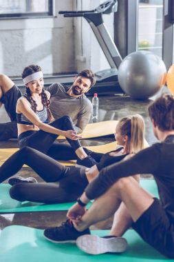 Sportif insanlar spor salonunda egzersiz 