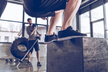 Sportif insanlar vasıl jimnastik salonu iş 