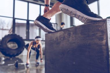 Sportif insanlar vasıl jimnastik salonu iş 