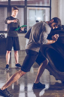 adam çekerek lastik spor salonunda