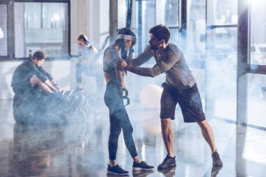 trx ekipman ile sportif kadın