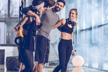 Spor salonundaki bir grup sporcu.