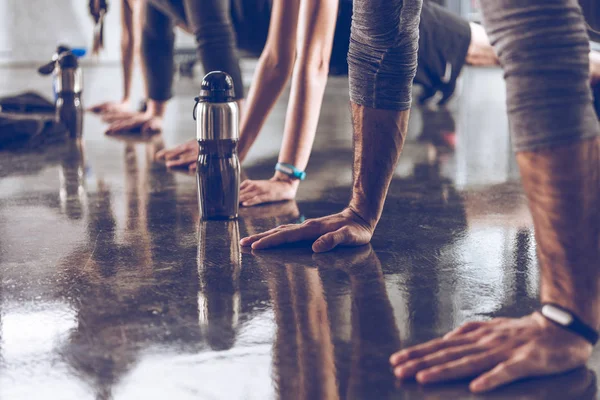 Deportistas haciendo ejercicio en el gimnasio — Foto de Stock