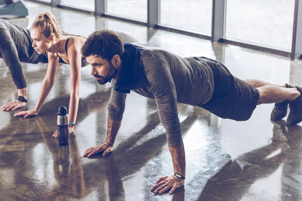 Sportiga människor träna i gym — Stockfoto