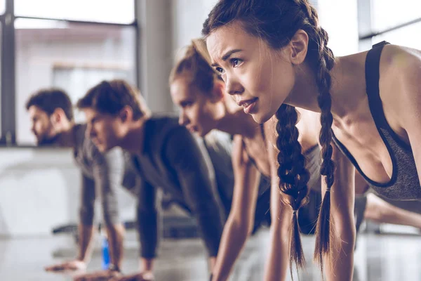 Deportistas haciendo ejercicio en el gimnasio —  Fotos de Stock