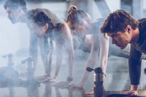 Sportliche Menschen, die im Fitnessstudio trainieren — Stockfoto