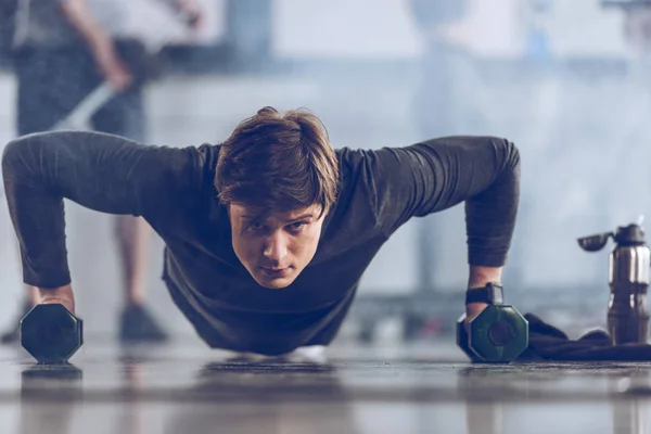 Deportista haciendo flexiones —  Fotos de Stock