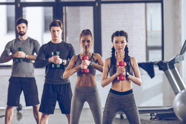 Deportistas haciendo ejercicio en el gimnasio — Foto de Stock