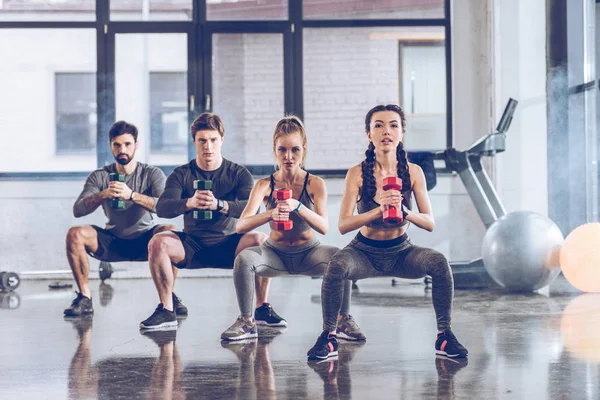 Deportistas haciendo ejercicio en el gimnasio — Foto de Stock