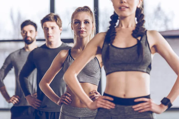 Sportiga människor träna i gym — Stockfoto