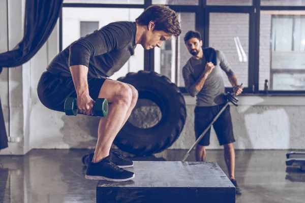 Sportif insanlar vasıl jimnastik salonu iş 