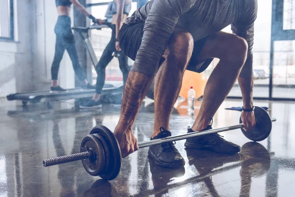 Sportsman lyfta skivstång — Stockfoto