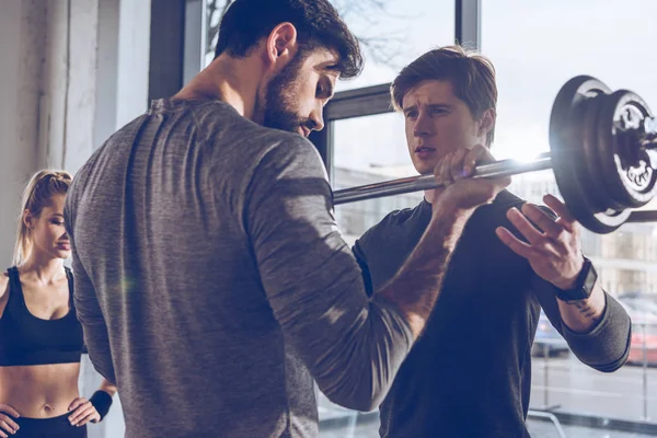 Pessoas desportivas no treino de ginástica — Fotografia de Stock