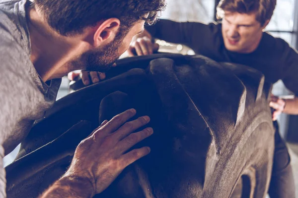 Sportiga människor på gym träning — Stockfoto