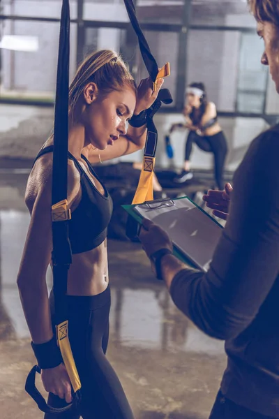 Mujer deportiva con equipo trx —  Fotos de Stock