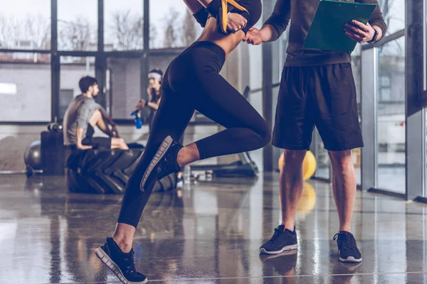 Mulher esportiva com equipamento trx — Fotografia de Stock