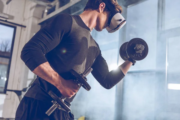 Homem exercitando com halteres — Fotografia de Stock