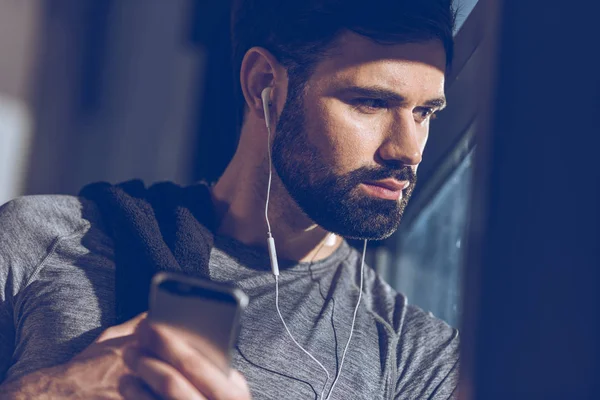 Homme écoutant de la musique dans les écouteurs — Photo