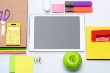 okul malzemeleri ve dijital tablet 