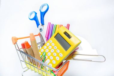 Alışveriş sepeti okul malzemeleri 