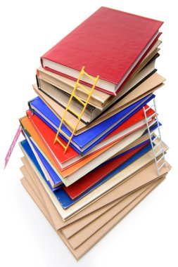 Merdivenler ile kitap yığını