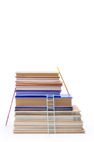 Стопка книг с лестницами — стоковое фото