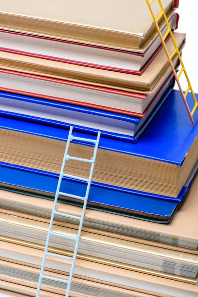 Стопка книг с лестницами — стоковое фото