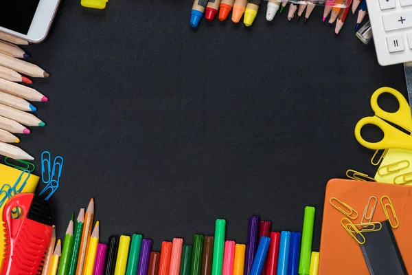 Fournitures scolaires et de bureau colorées — Photo