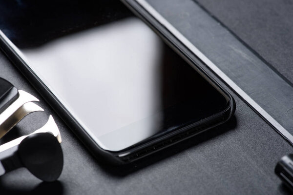Smartphone avec règle et fournitures de bureau — Photo