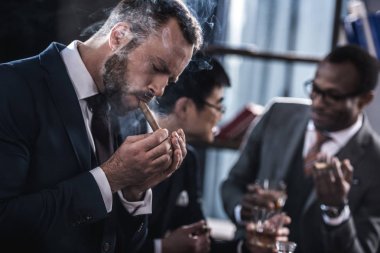 işadamı yasaktır puro arkasında vakit çok kültürlü iş ekibi ile