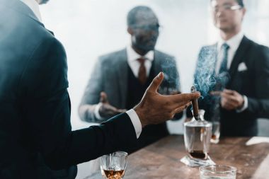 işadamı yasaktır puro arkasında vakit çok kültürlü iş ekibi ile