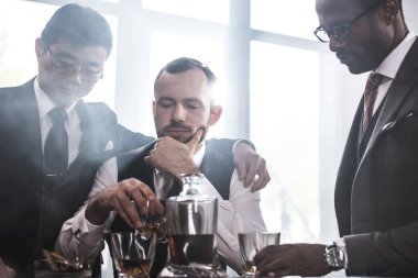 Viski kapalı, içki ve sigara iş adamları iş çok ırklı grup takım Toplantı