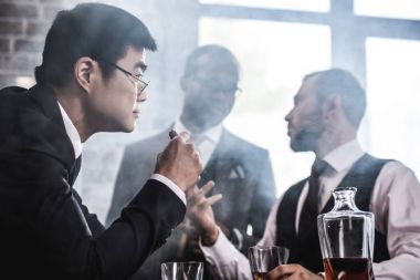 Viski kapalı, içki ve sigara iş adamları iş çok ırklı grup takım Toplantı