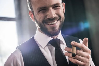 Yakın çekim yakışıklı gülümseyen kendine güvenen adam yasaktır puro kapalı portresi  