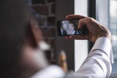 selfie birlikte dijital Smartphone'da alarak iş arkadaşları