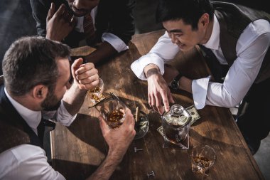 işten sonra birlikte vakit ise alkol arkadaşları
