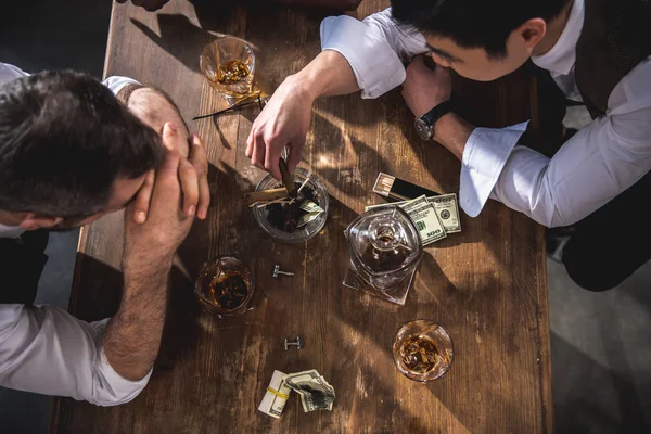 Colegas que beben alcohol mientras pasan tiempo juntos después del trabajo — Foto de Stock